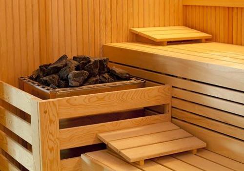 A hot sauna with lockers at Enclaves at Packer Park apartments for rent
